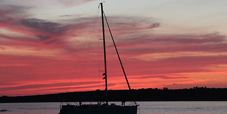 veler al mar amb posta de sol