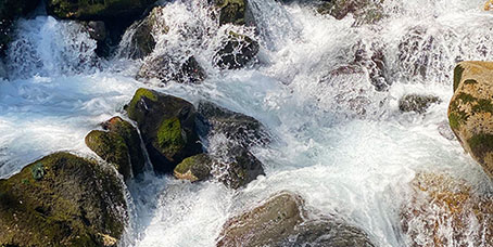 riu amb aigua corrent i pedres